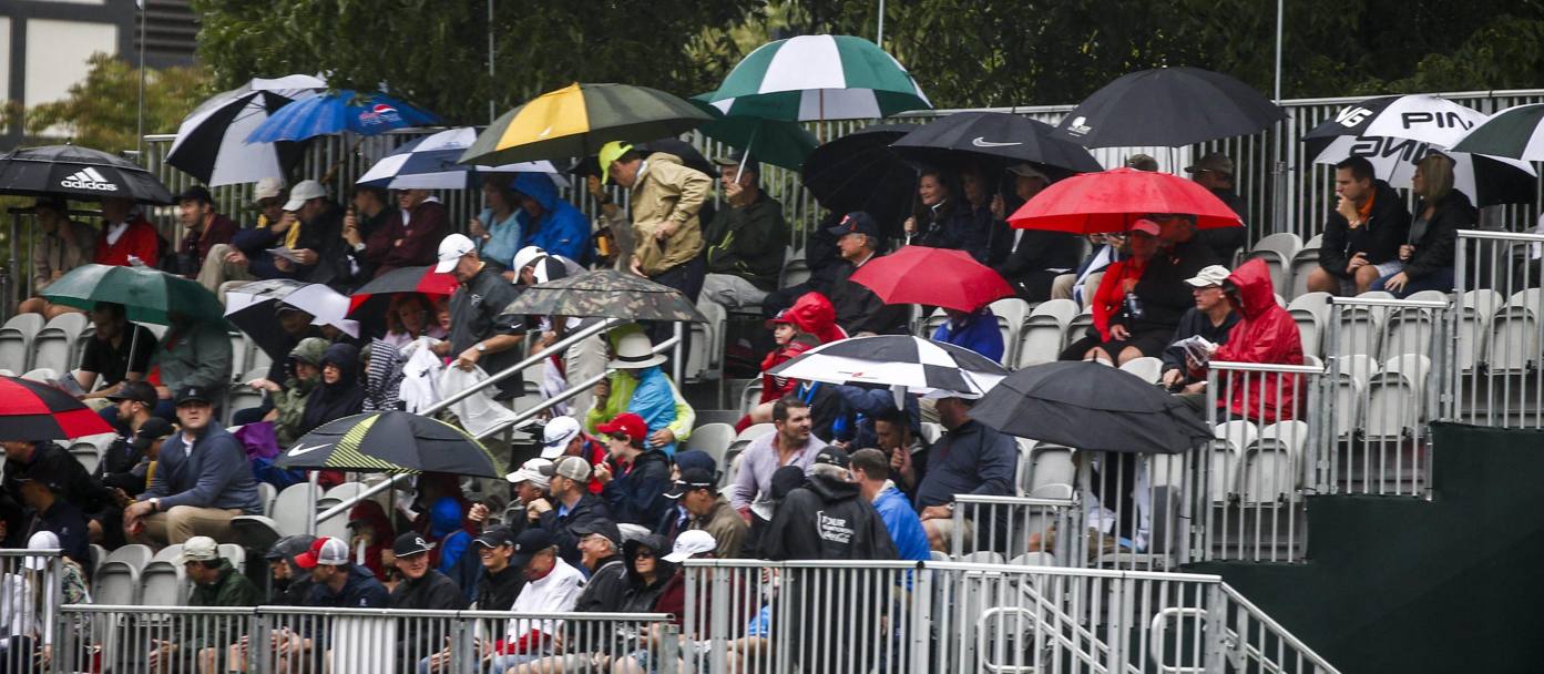 La pioggia non scoraggia il pubblico del Championship golf tournament all&#39;East Lake Golf Club di Atlanta, Georgia (Epa)